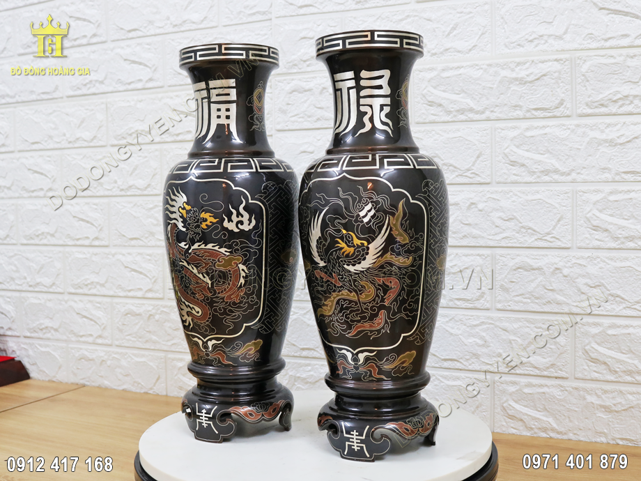 &Yacute; nghĩa khi b&agrave;y tr&iacute; lọ hoa khảm ngũ sắc tr&ecirc;n ban thờ gia ti&ecirc;n